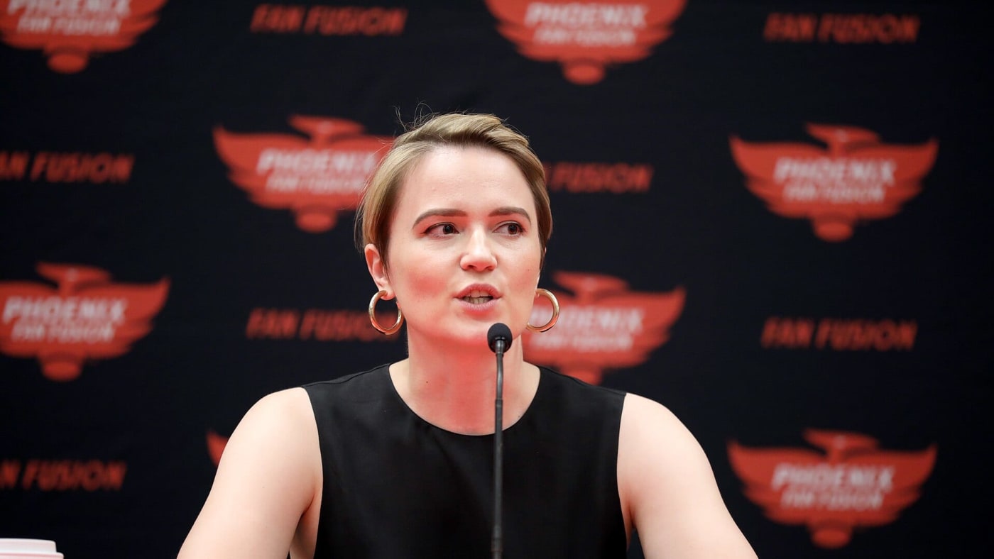 Veronica Roth fala ao microfone durante painel em evento