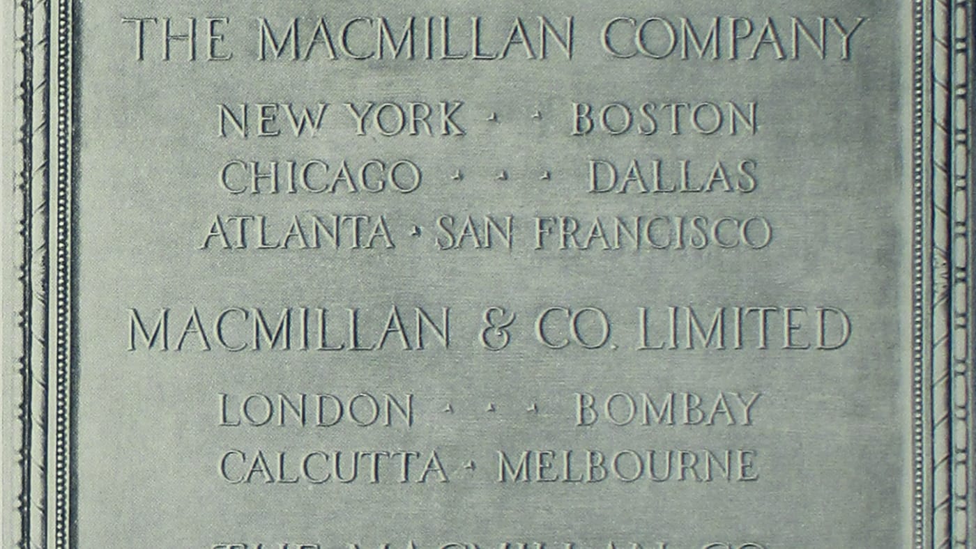 Placa metálica histórica entalhada com a logomarca e nomes da editora Macmillan