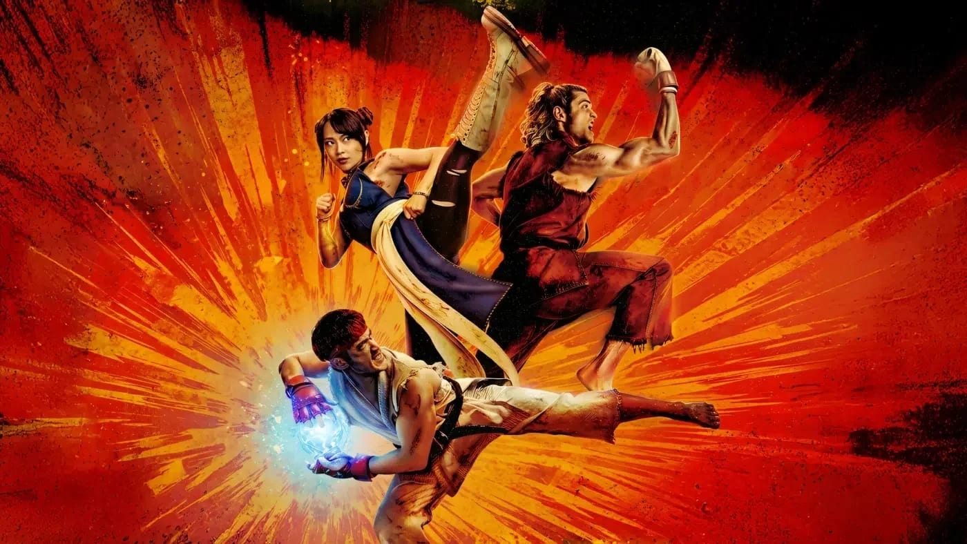 Ryu, Ken e Chun-Li caracterizados em poses de combate contra um fundo vermelho e alaranjado de explosão.