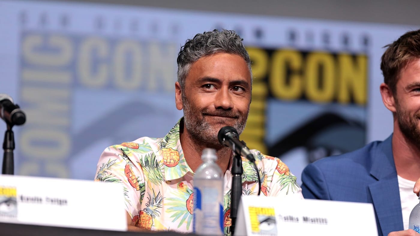 Taika Waititi sorrindo durante painel da Comic-Con em San Diego