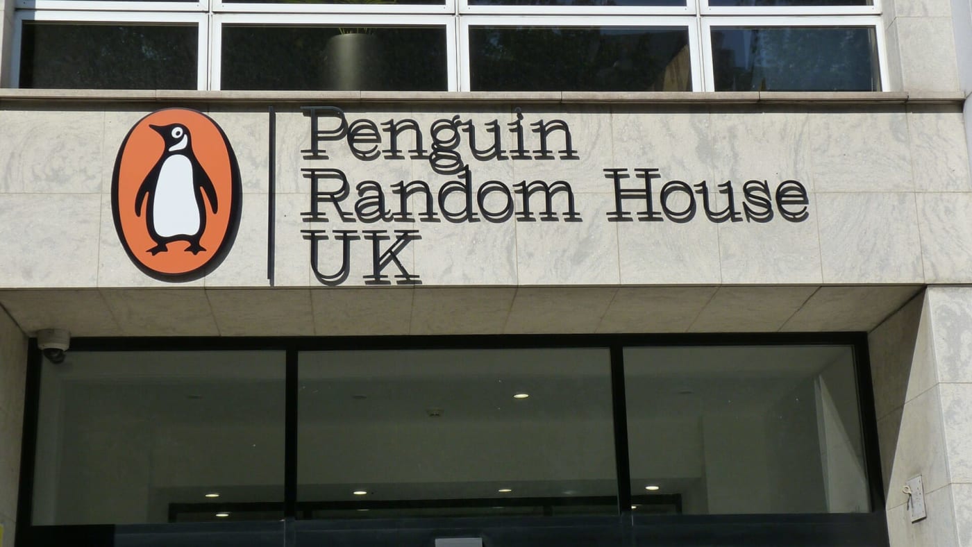 Fachada de prédio com o logotipo e letreiro da Penguin Random House UK