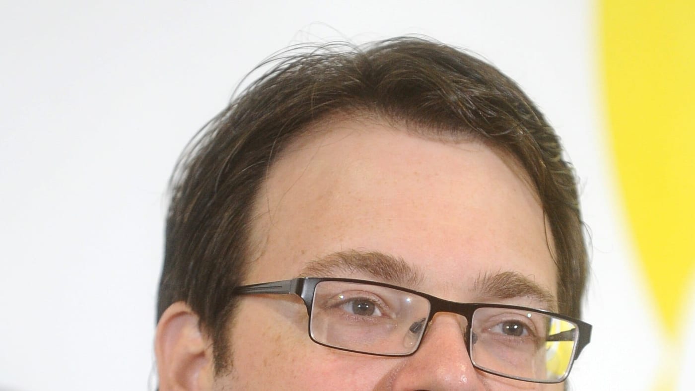 Brandon Sanderson de óculos e jaqueta preta em evento