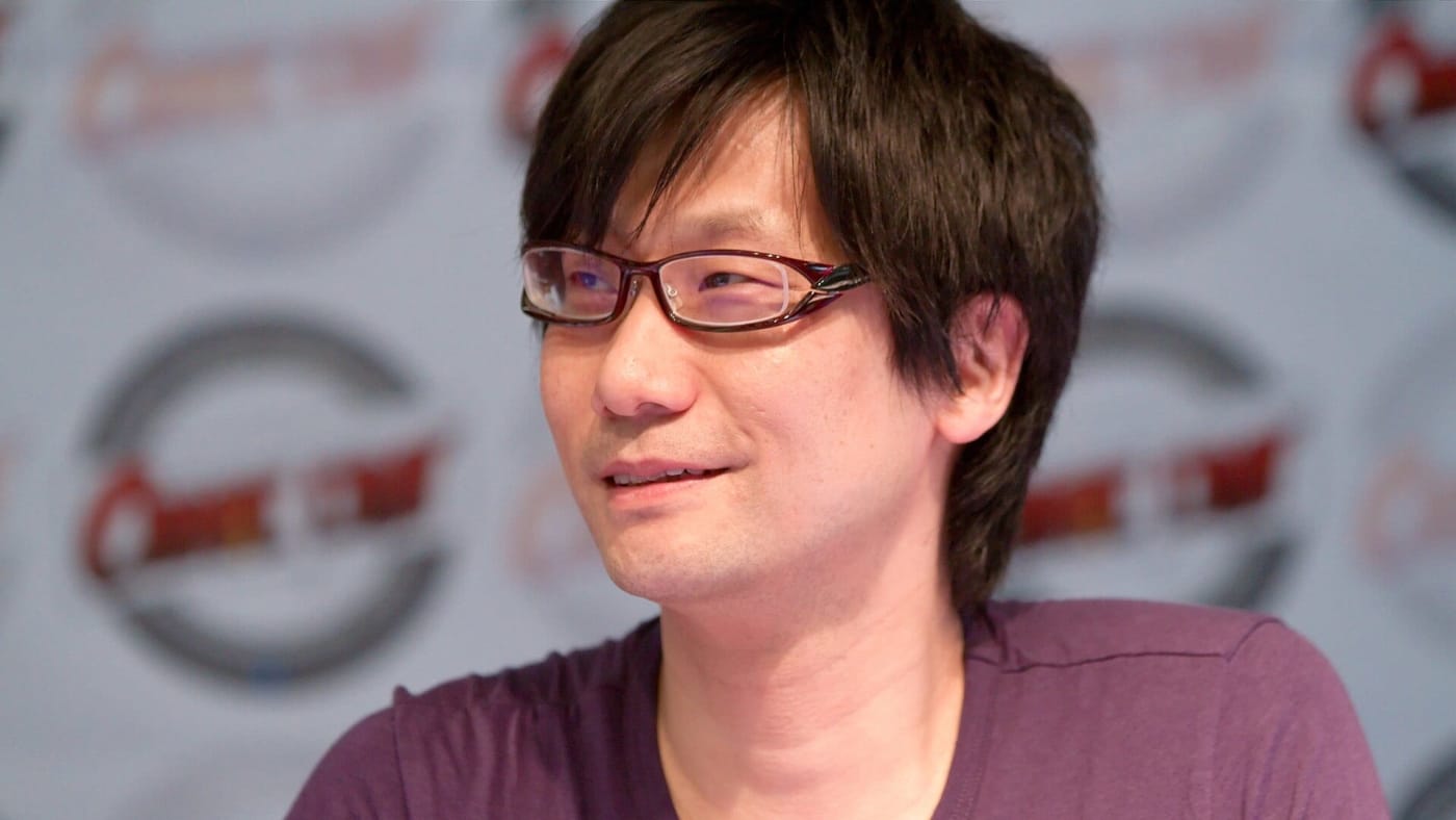 Hideo Kojima sorri usando óculos em um evento