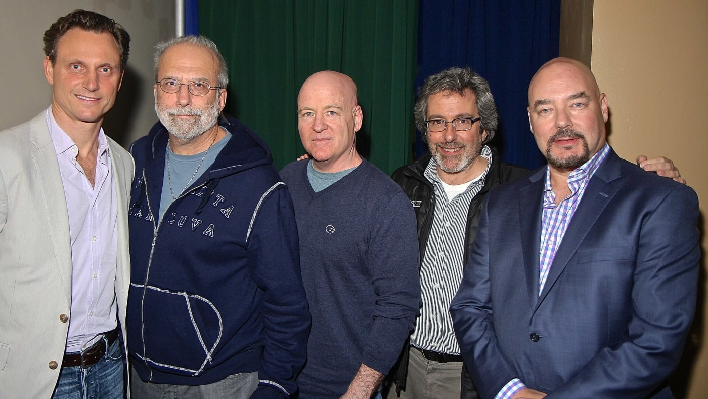 Grupo de homens posando lado a lado em evento, com o produtor Tom Fontana entre eles