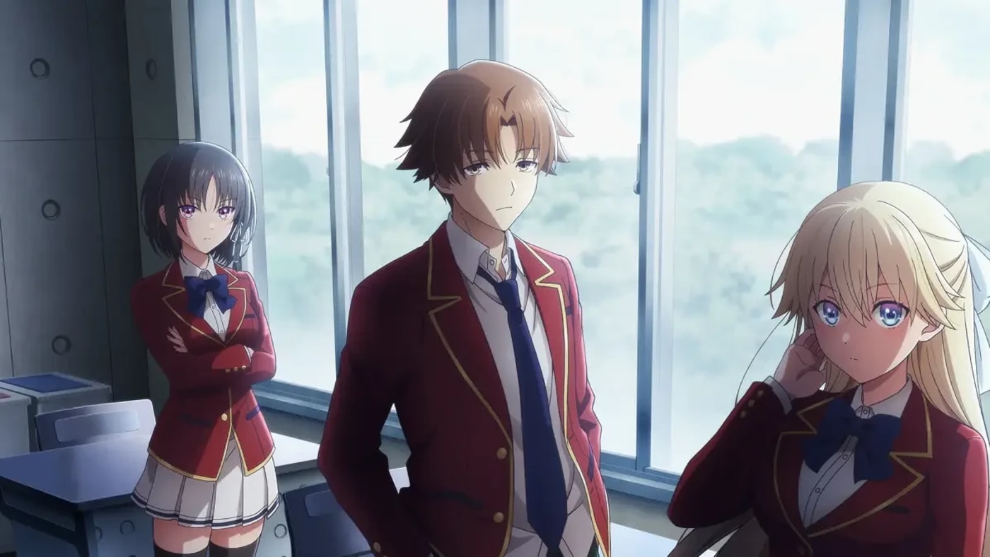 Kiyotaka Ayanokoji ao centro, ladeado por Suzune Horikita e uma estudante loira de uniforme escolar em frente a uma janela.