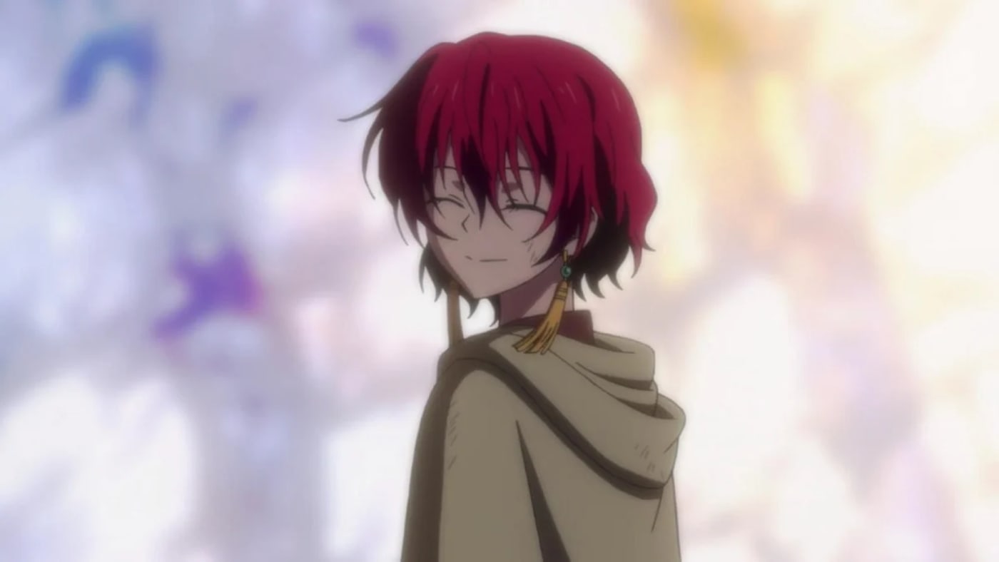 Yona, de Yona of the Dawn, sorrindo com seus cabelos vermelhos curtos e capa bege
