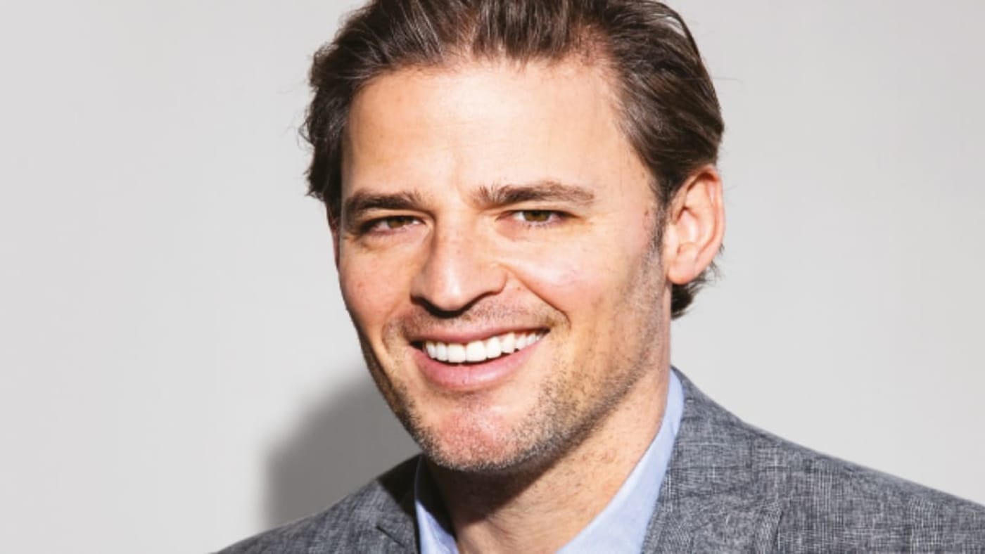 Retrato em primeiro plano de Mikey Shulman, CEO e cofundador da Suno.