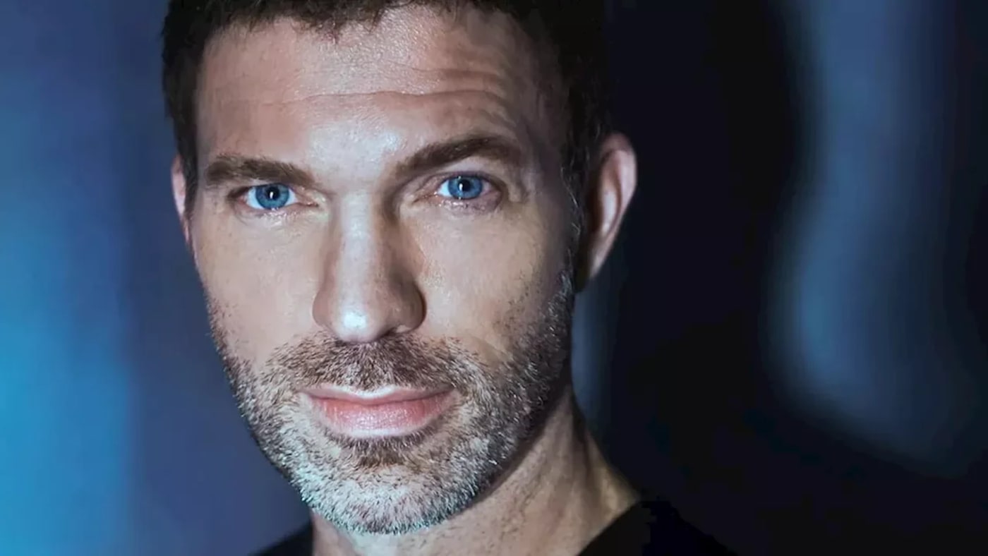 Retrato em primeiro plano do diretor e animador Travis Knight olhando para a câmera.