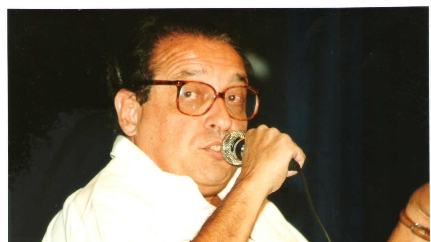 Ruy Castro falando ao microfone