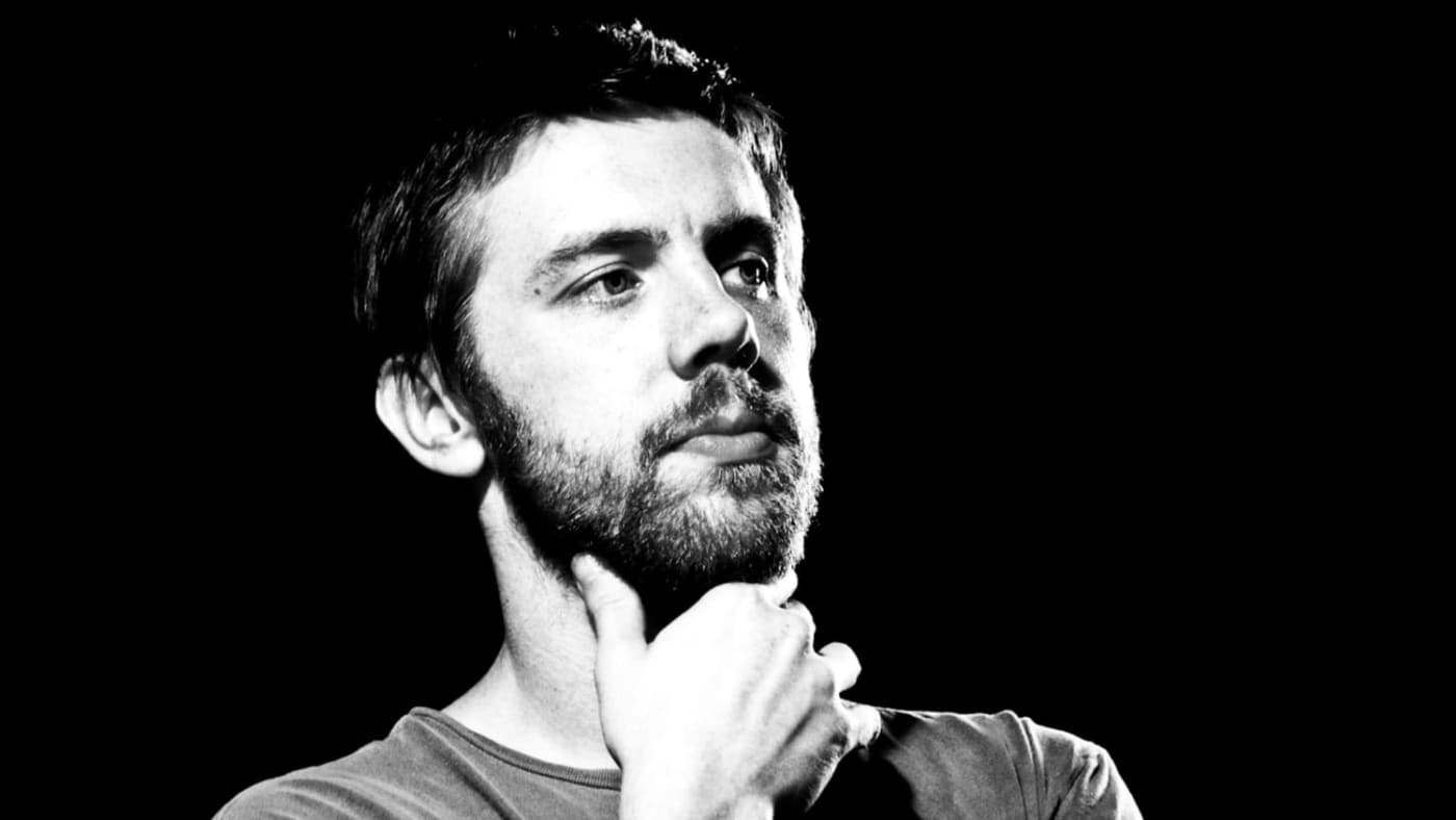 David Bruckner posa com a mão no queixo em foto em preto e branco