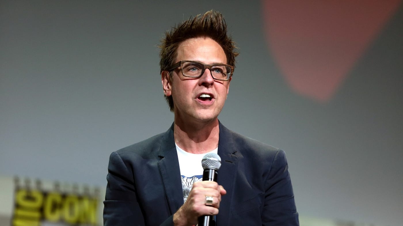 James Gunn segurando um microfone durante evento da Comic-Con