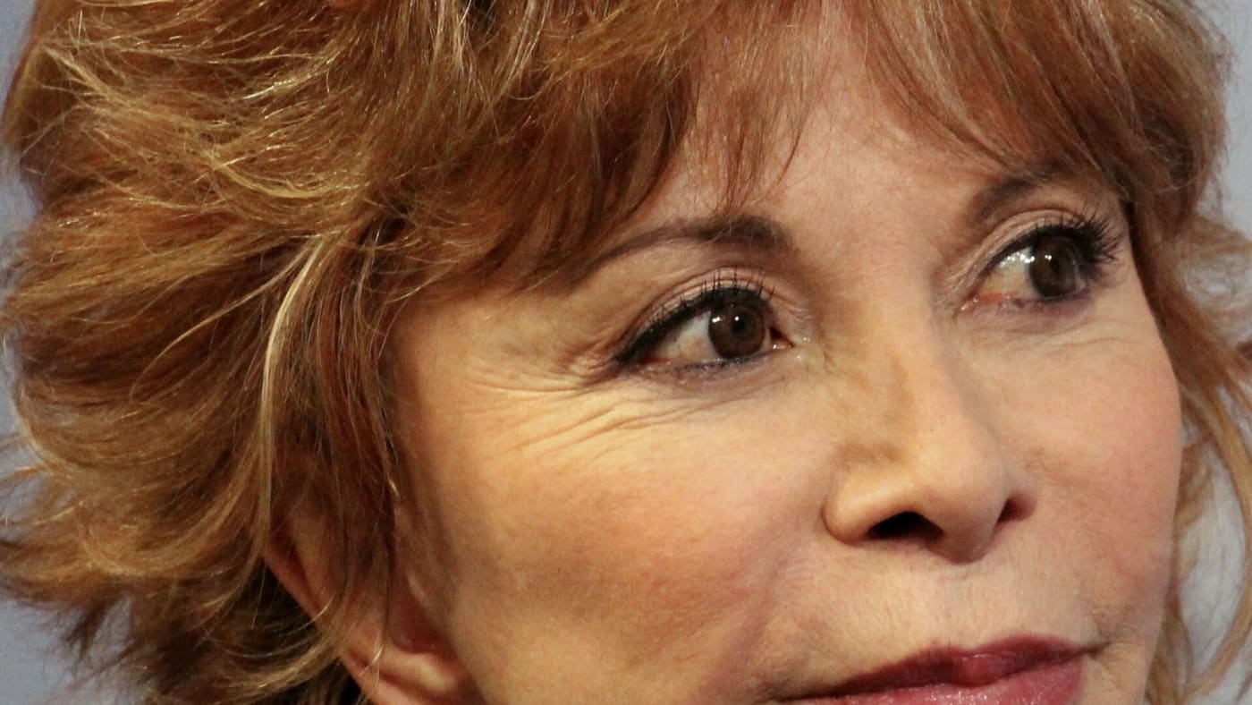 Retrato em primeiro plano da escritora Isabel Allende olhando para a lateral