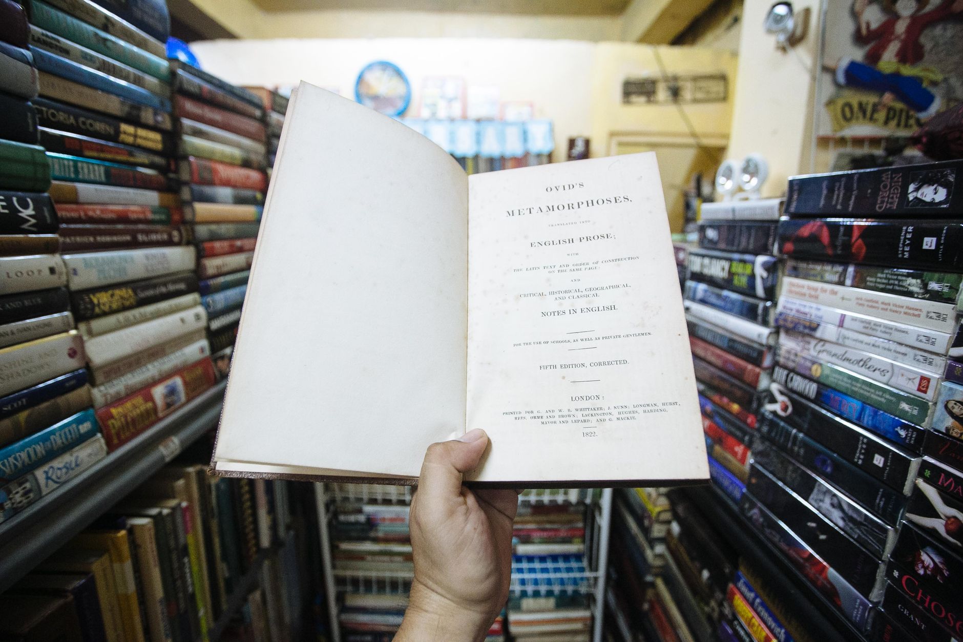 Livro antigo aberto, com páginas amareladas e tipografia clássica