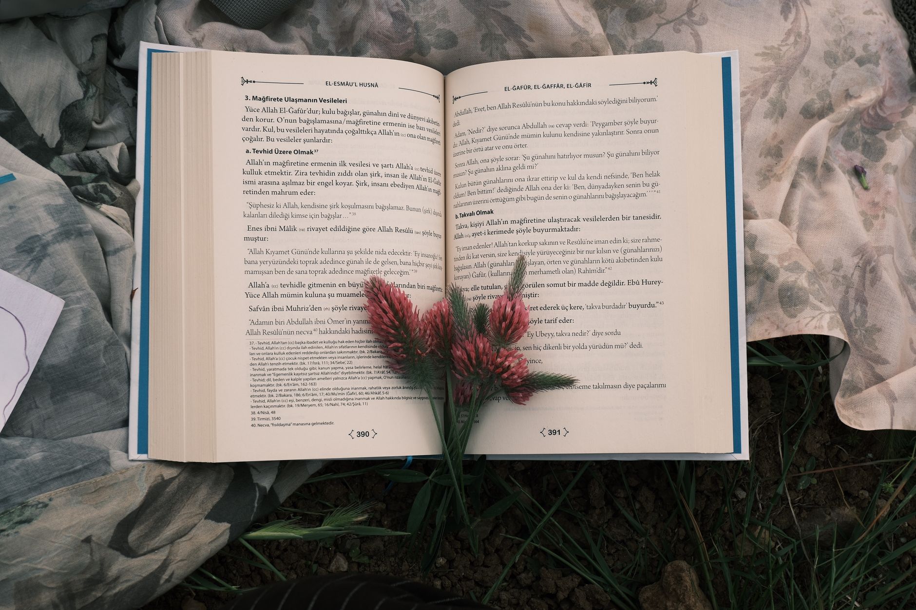 Página dupla de um livro impresso aberto sobre uma mesa