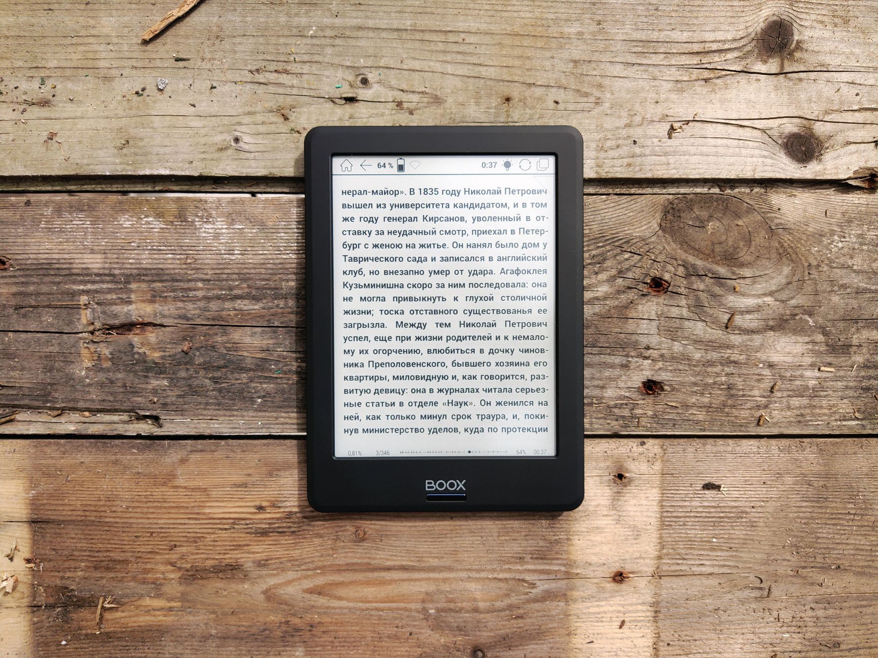 E-reader com tela de papel eletrônico mostrando uma página de texto