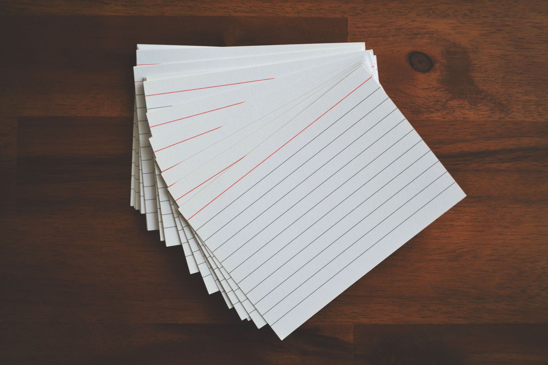 Cartões e post-its de anotação dispostos em fileiras sobre uma parede