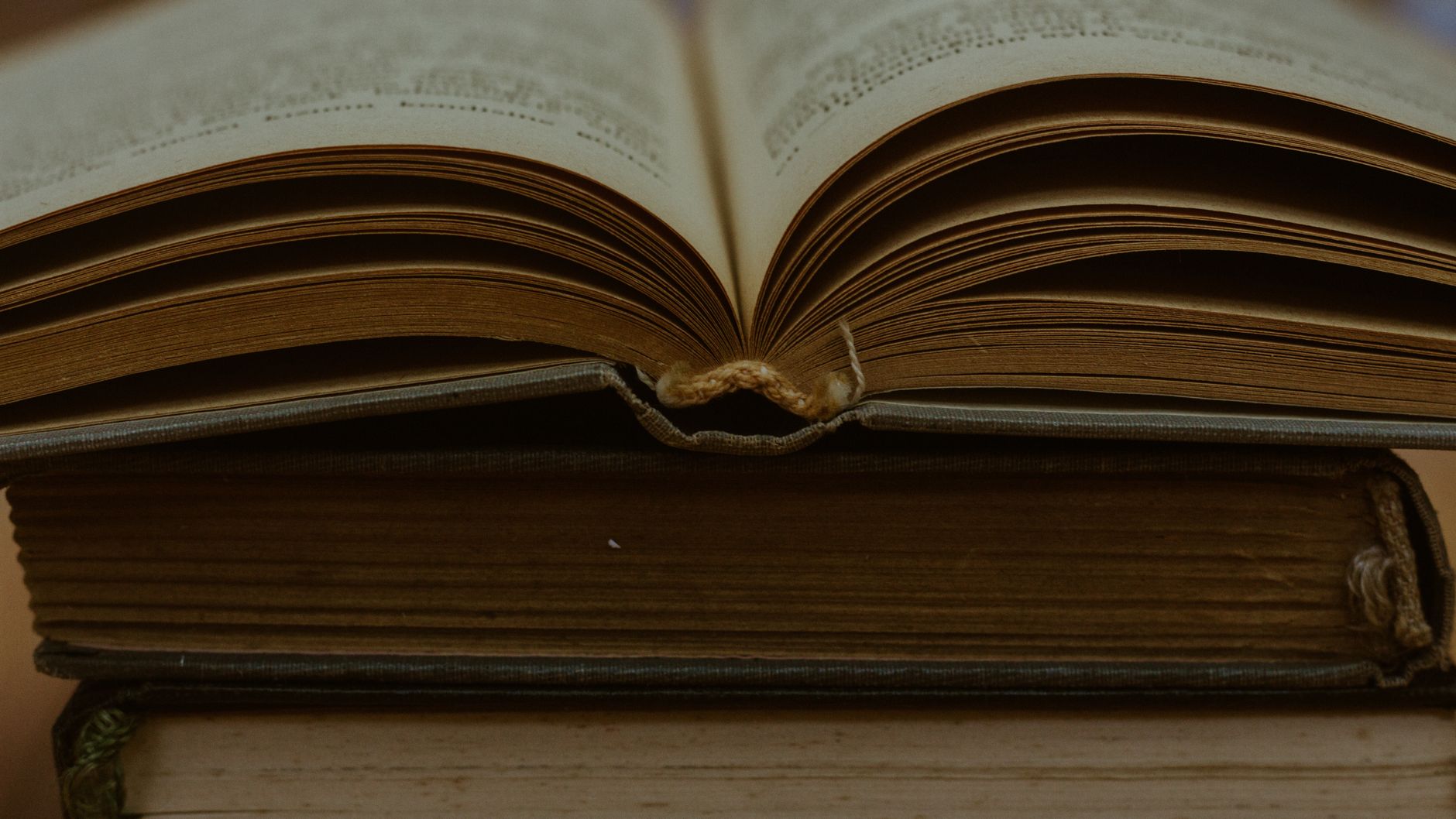 Livro antigo de páginas amareladas aberto no começo
