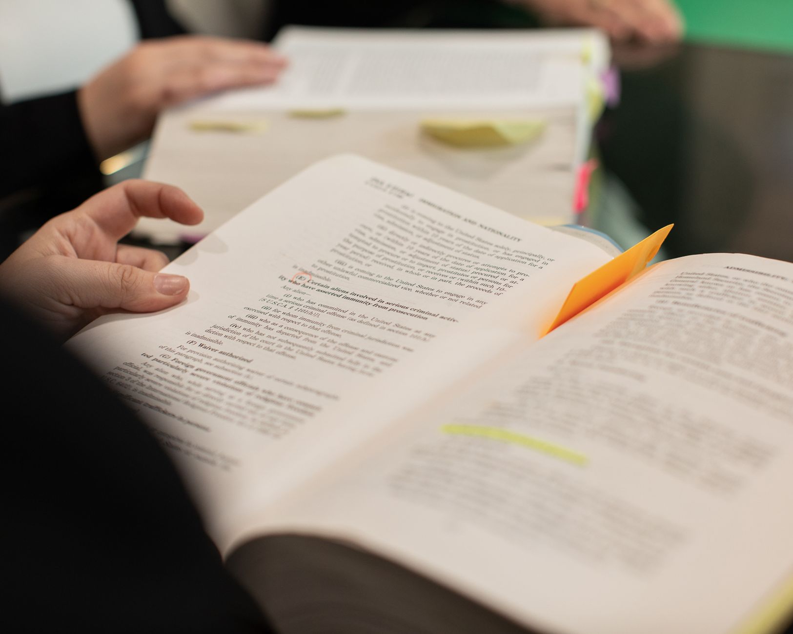 páginas de um livro com trechos marcados a lápis e notas na margem
