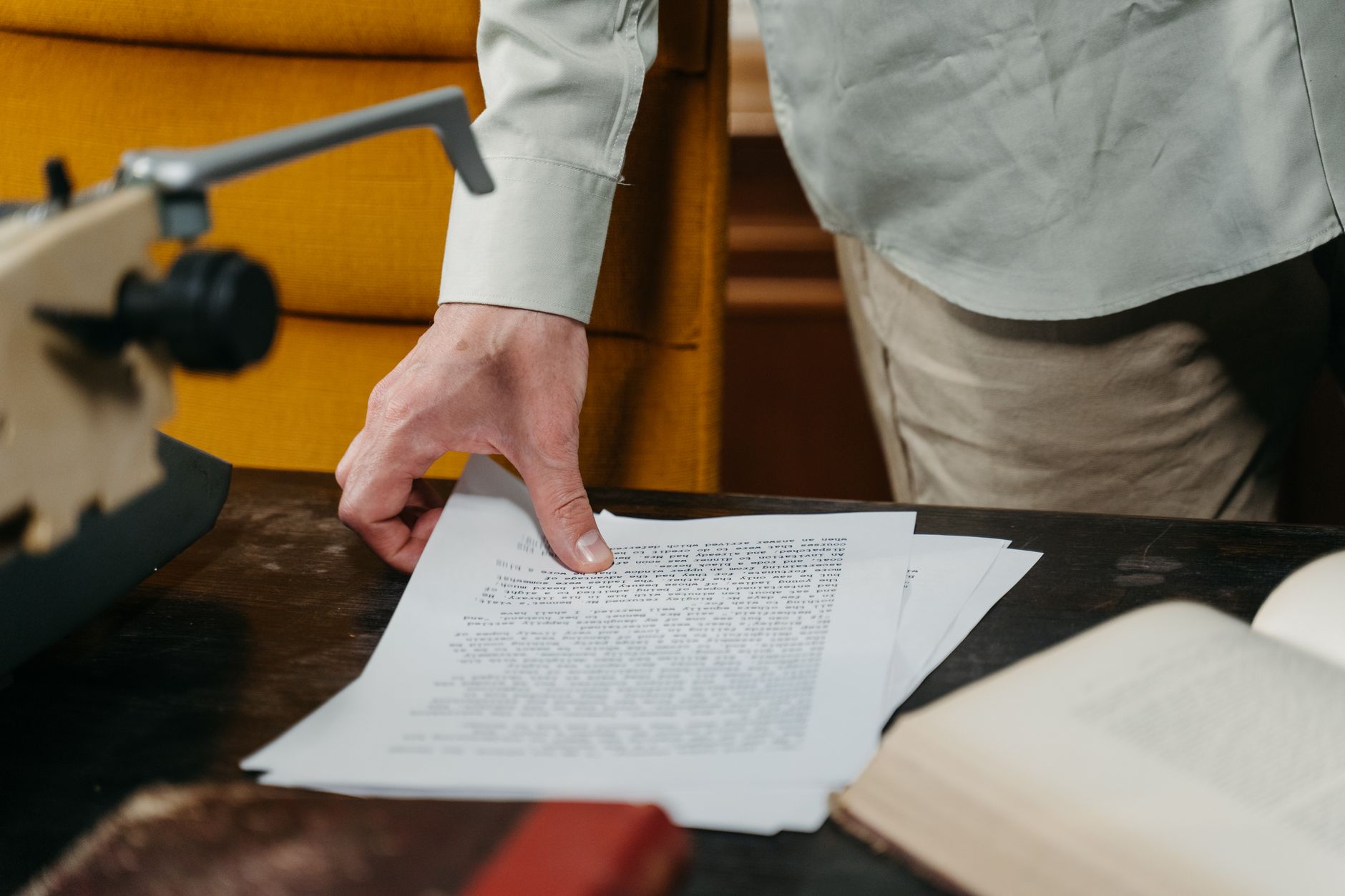 pilha de páginas de manuscrito impressas sobre uma mesa