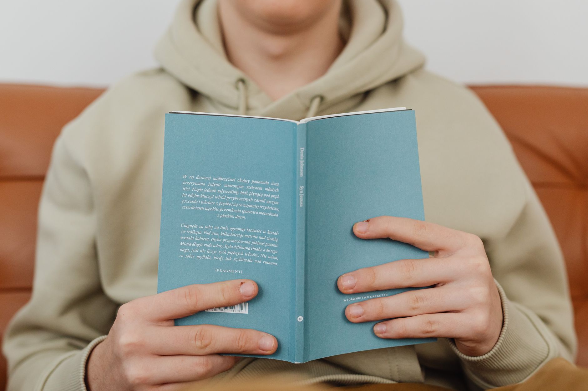 contracapa de um livro brochura apoiada sobre uma mesa de madeira