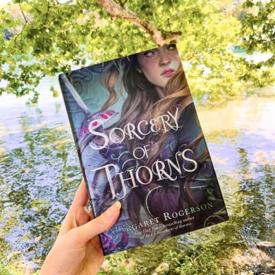 « You belonged in the library, as much as any book » Margaret Rogerson Il y a quelque temps maintenant, j’ai lu « Sorcery Of Thorns » de…