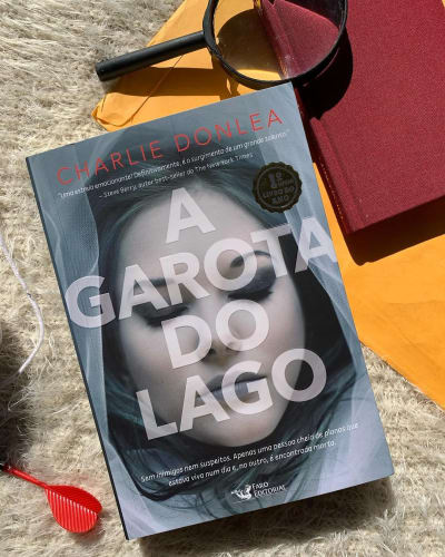 • A Garota do Lago • • No livro temos a história de uma investigação acerca de um caso, onde uma garota chamada Becca Eckersley foi morta…
