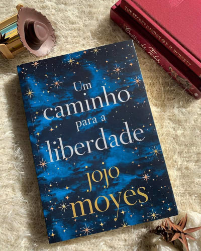 ✨UM CAMINHO PARA A LIBERDADE✨ • O livro tem como personagem principal Alice, uma mulher que sai da Inglaterra e vai para os Estados Unidos…