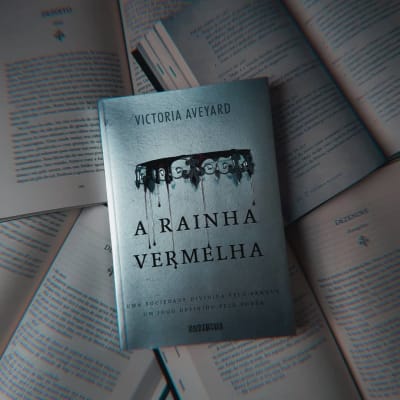 🌠IMPRESSÕES DE RAINHA VERMELHA🌠 🦋 Recentemente foi anunciado que essa saga tão famosa vai virar uma série, então resolvi fazer esse…