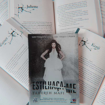 🌠IMPRESSÕES ESTILHAÇA-ME🌠 🦋 A saga é dividida em duas trilogias, acompanhando a história da nossa protagonista, a Juliette Ferrars…