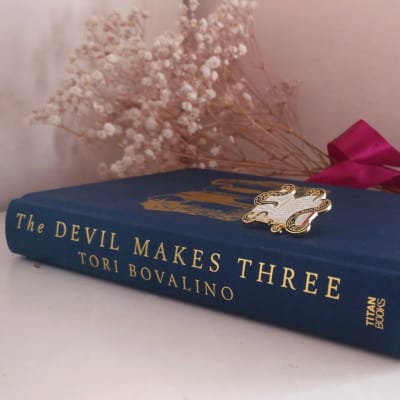 The Devil Makes Three by Tori Bovalino was this month's @illumicrate pick! The embossing on the naked hardback, the teal edges, and the…