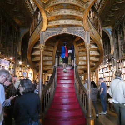 Throwback to 2019 back when we travel wasn't such a headache! Livraria Lello in Porto is one of the oldest bookstores in Portugal, and a…