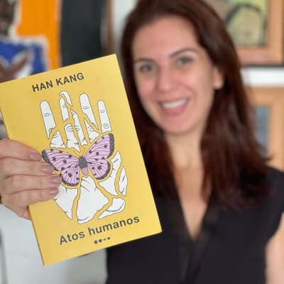 Atos Humanos foi o livro proposto pelo @booksterpelomundo no mês de agosto (sim, eu sei que estou super atrasada nos meus posts!). A ideia…