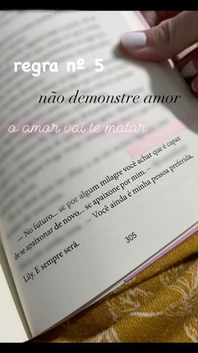 ainda bem que esse livro é levinho kkkkkkk #colleenhoover #bookgram #itendswithus #éassimqueacaba #lilyatlas #coho