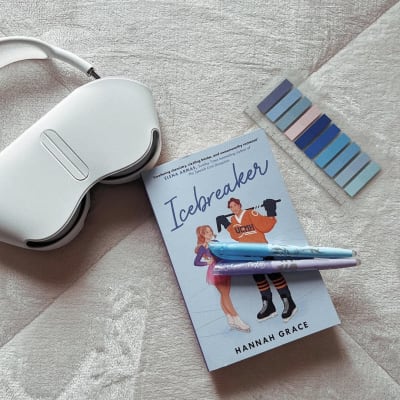 Icebreaker 🏒❄️ nota; 5/5 🌟 tempo de leitura: 3 dias spice: 4/5🌶️ review: primeiramente queria dizer que amei esse livro. vi algumas…