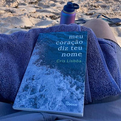 Sabe aquele tipo de livro pra ser lido numa sentada, já com etiqueta de releitura? Pois então… De tão curtinho que é, a leitura te devora…
