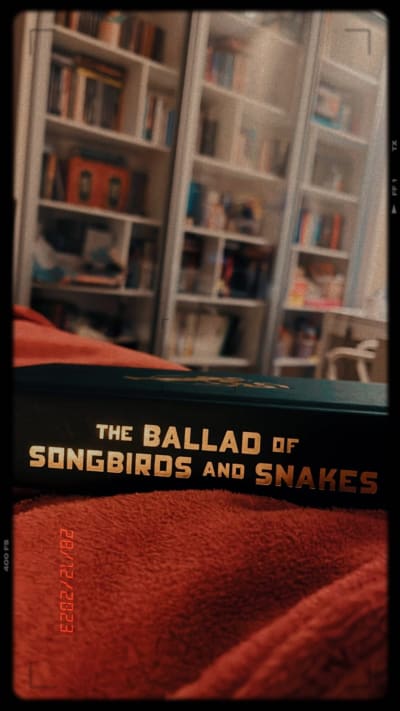 Que livro é esse em familia?? Vcs sabem né? Saiu agorinha o filme de ballad of songbirds and snakes e quero ver o que vcs acharam do livro…