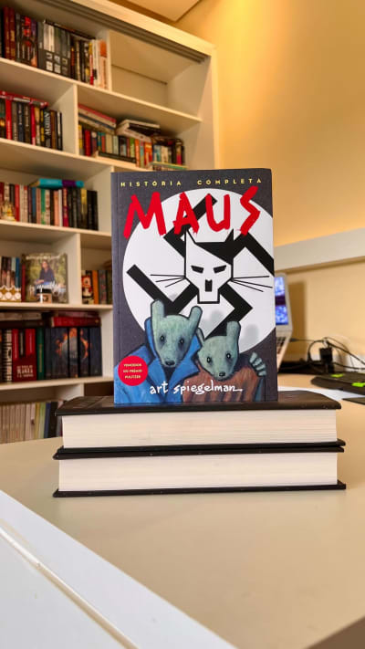 Eu li um livro que foi banido em algumas escolas e sério, a ironia ta no fato de que isso podia ser facilmente uma leitura “obrigatória”…