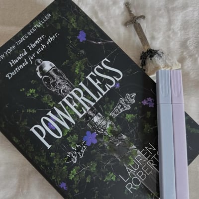 Powerless - Lauren Roberts Nota: 5/5⭐️ . . Spice: 0 Tempo de leitura: 5 dias Tropas: enemies to lovers, jogos vorazes, protagonista forte…