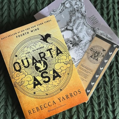 ENCERRADO! Sorteio livro quarta asa ❤️🐉 Você receberá; o livro quarta-asa da editora planeta + brinde para colocar na capinha do celular…