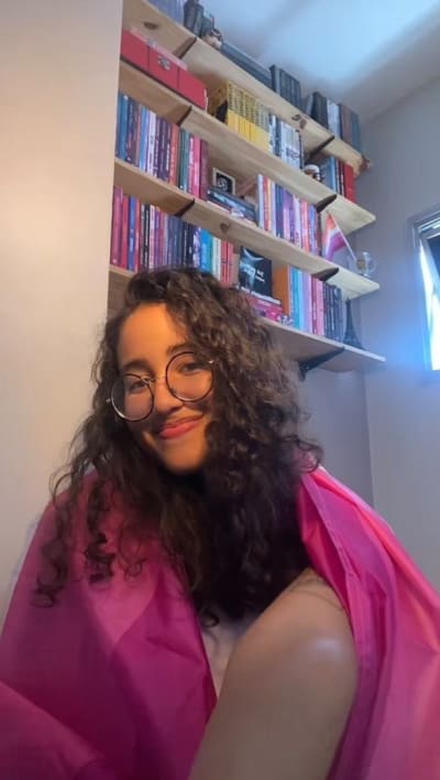olá, booksáficas! a primeira bandeira lésbica a gente nunca esquece. 🤍☝🏽 eu prometi trazer um unboxing da minha bandeirinha lésbica pra…