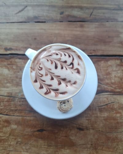Um café e uma boa conversa Um café e um livro bom Um café e uma companhia Uma café para a digestão Um café pra despertar Um café e uma…