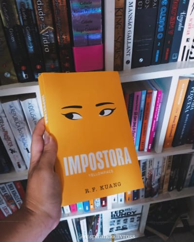 📖 Minha mais nova resenha (depois de 5 meses). E eu tinha que falar sobre algo da R.F Kuang! Já leu A impostora? O que achou da leitura?