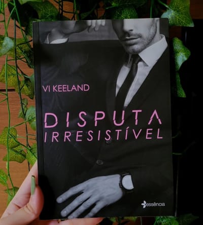 Se tem uma coisa que Vi Keeland sabe fazer é transformar escritório em campo de batalha. E em Disputa Irresistível, ela pega a clássica…