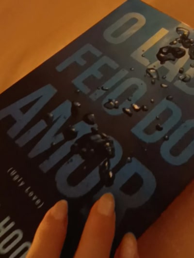 Que livro é esse minha gente??? Senti todas as emoções que uma pessoa é capaz de sentir kakakakakakaka. Achei esse livro super diferente…