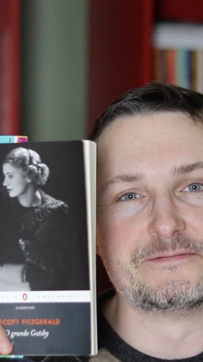 Como está a leitura de “O Grande Gatsby” por aí? Rodrigo de Lorenzi, o mediador do livro do mês, trouxe essa reflexão. Confira o vídeo…