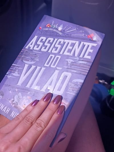 Vamos lá, no início eu tava com uma baita expectativa (VALEU DE NOVO BOOKTOK) e não consegui largar o livro por isso, mas chegou no…