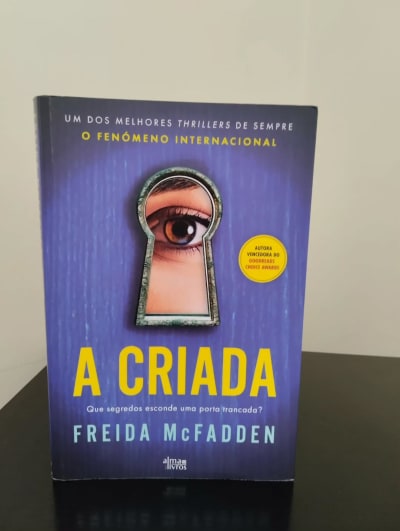 ✌🏼 Opinião literária e adaptação literária ✌🏼 " Que segredos esconde uma porta trancada?" ☠️ Este foi a minha estreia com a Freida…