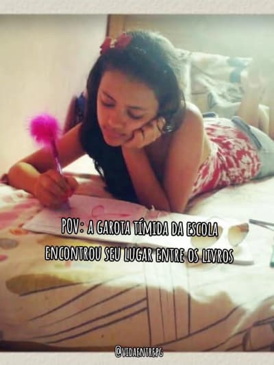 POV: a garota tímida da escola encontrou seu lugar entre os livros 📚🤍 Eu nunca fui de falar alto. Sempre fui de ouvir, observar, sentir…