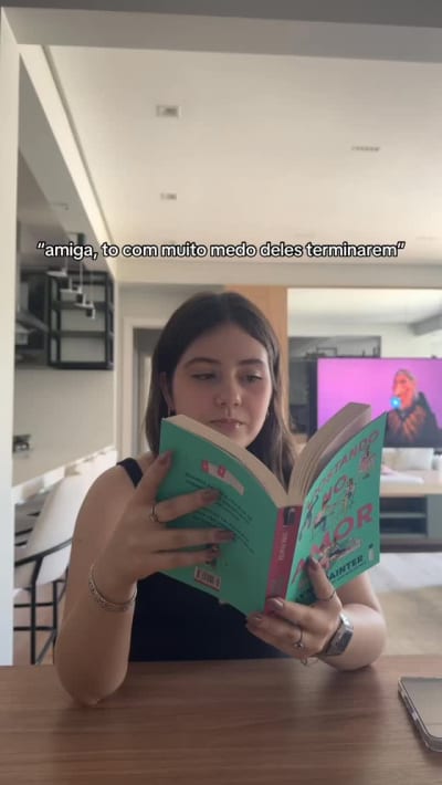 slow reader X fast reader @gabriella.taufenbach #livros #leituras #books #indicaçãodeleitura #livrosemaislivros