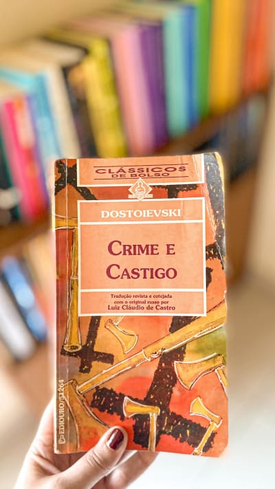 CRIME E CASTIGO - MAIS INFORMAÇÕES: 🪓O livro se passa em São Petersburgo, cidade o tempo todo descrita como fétida, sufocante, assim como…